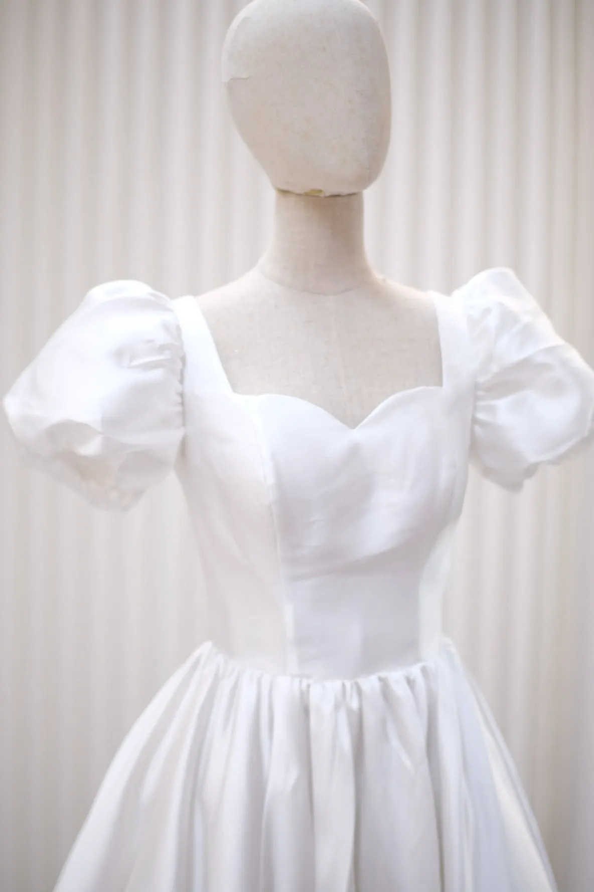 BG-WED-AME-10030 WEDDING GOWN LUX FABRIC PLAIN WITH PLATED SIZE S BUST 80-84 WAIST 66-68 HIPS 96