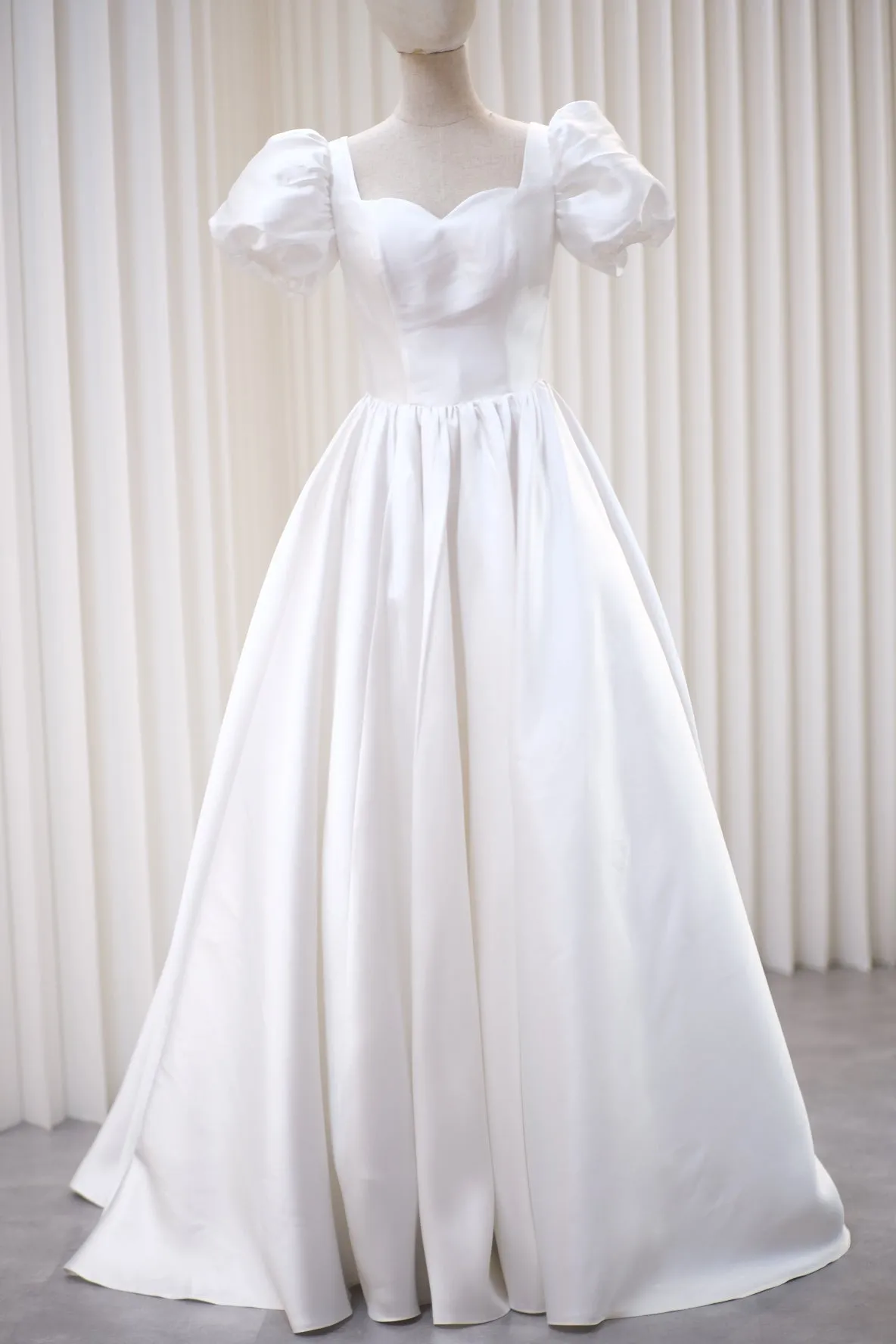 BG-WED-AME-10030 WEDDING GOWN LUX FABRIC PLAIN WITH PLATED SIZE S BUST 80-84 WAIST 66-68 HIPS 96