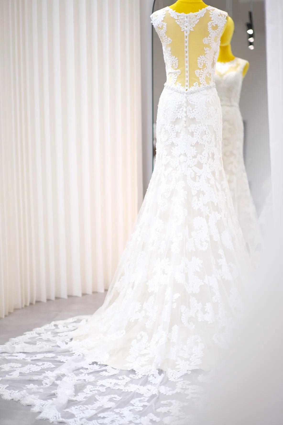 BG-WED-AME-10038 WEDDING GOWN LUX FABRIC FULL APLIQUE LACE WITH BEADED SIZE M BUST 84-86 WAIST 68-70