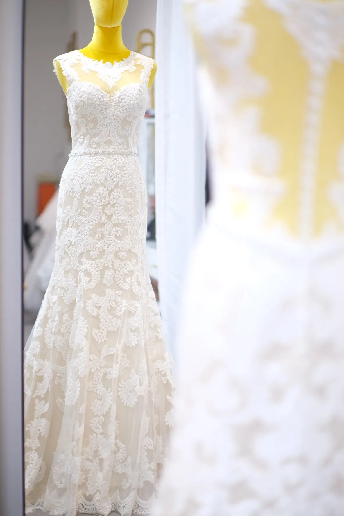 BG-WED-AME-10038 WEDDING GOWN LUX FABRIC FULL APLIQUE LACE WITH BEADED SIZE M BUST 84-86 WAIST 68-70