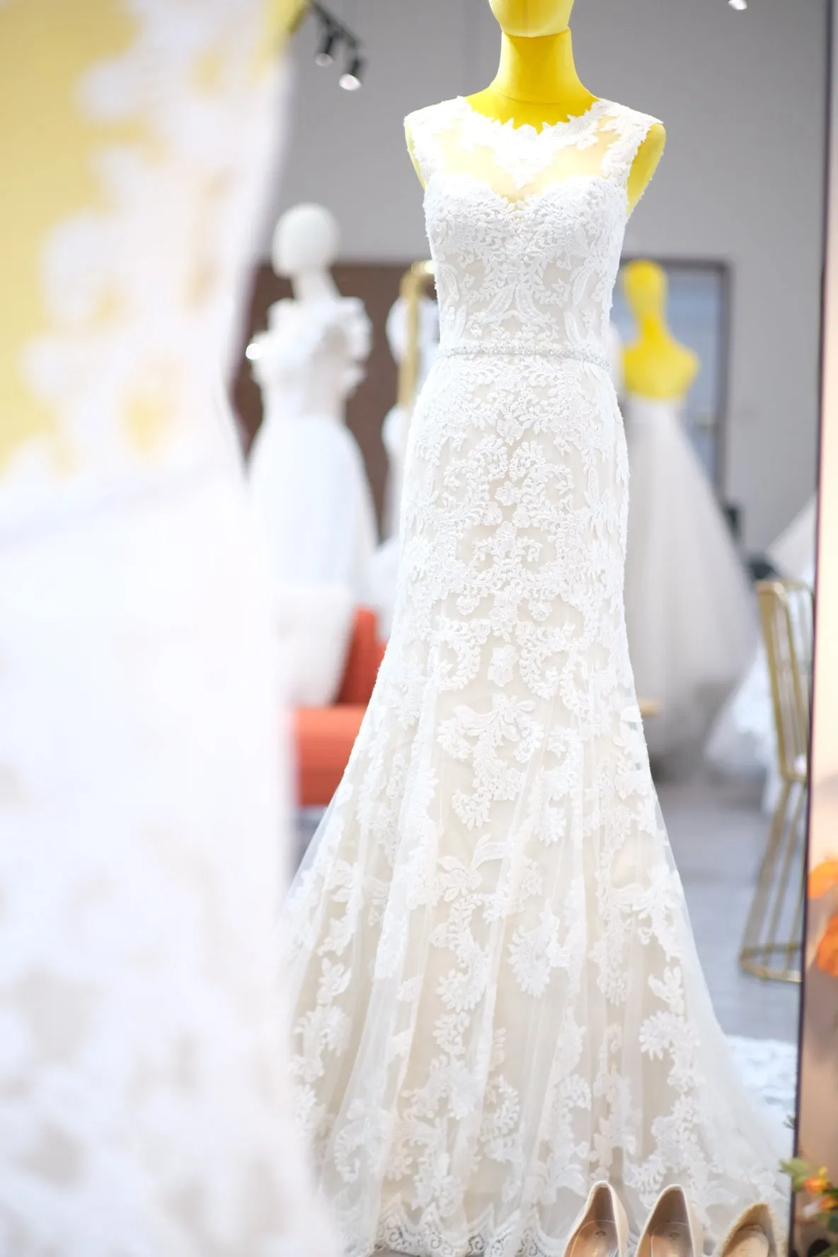BG-WED-AME-10038 WEDDING GOWN LUX FABRIC FULL APLIQUE LACE WITH BEADED SIZE M BUST 84-86 WAIST 68-70