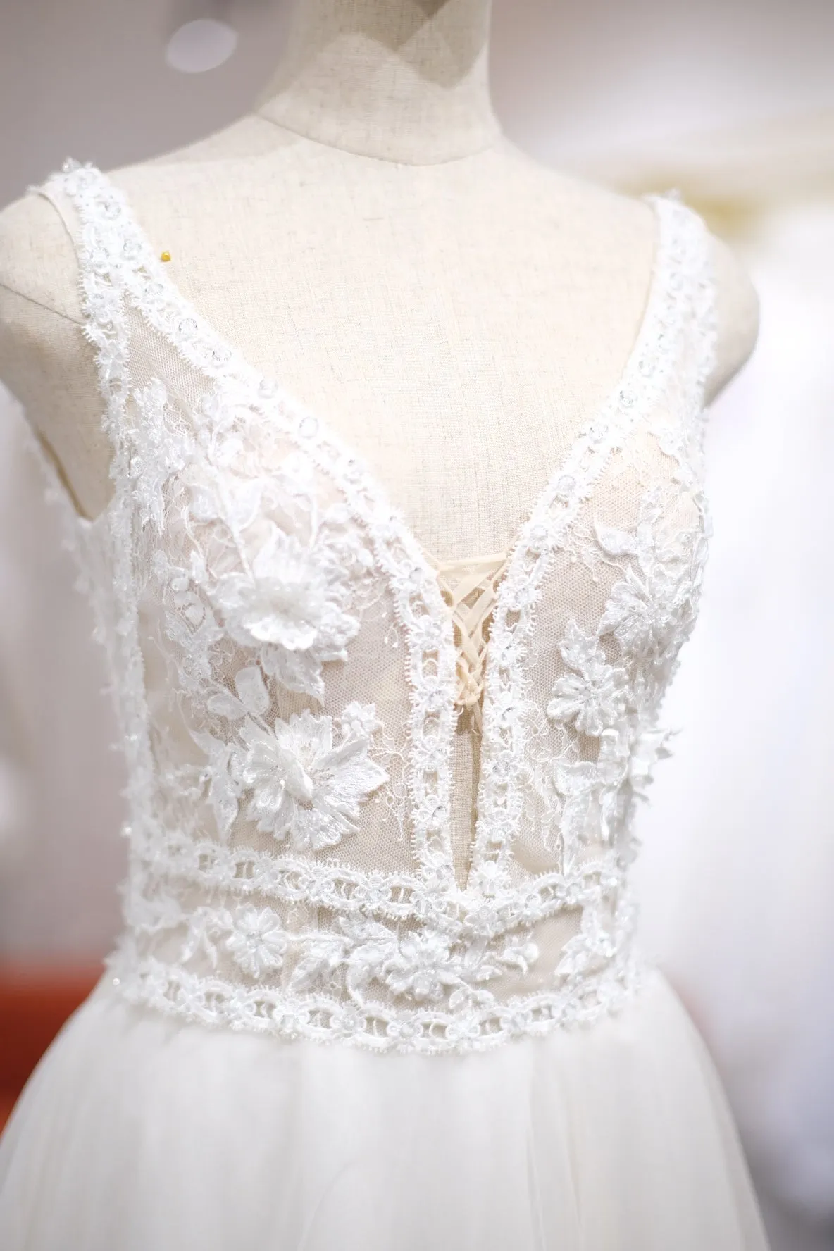 BG-WED-AME-10040 WEDDING GOWN LUX FABRIC HALF LACE WITH BEADED SIZE S BUST 80-84 WAIST 64-68 HIPS 94
