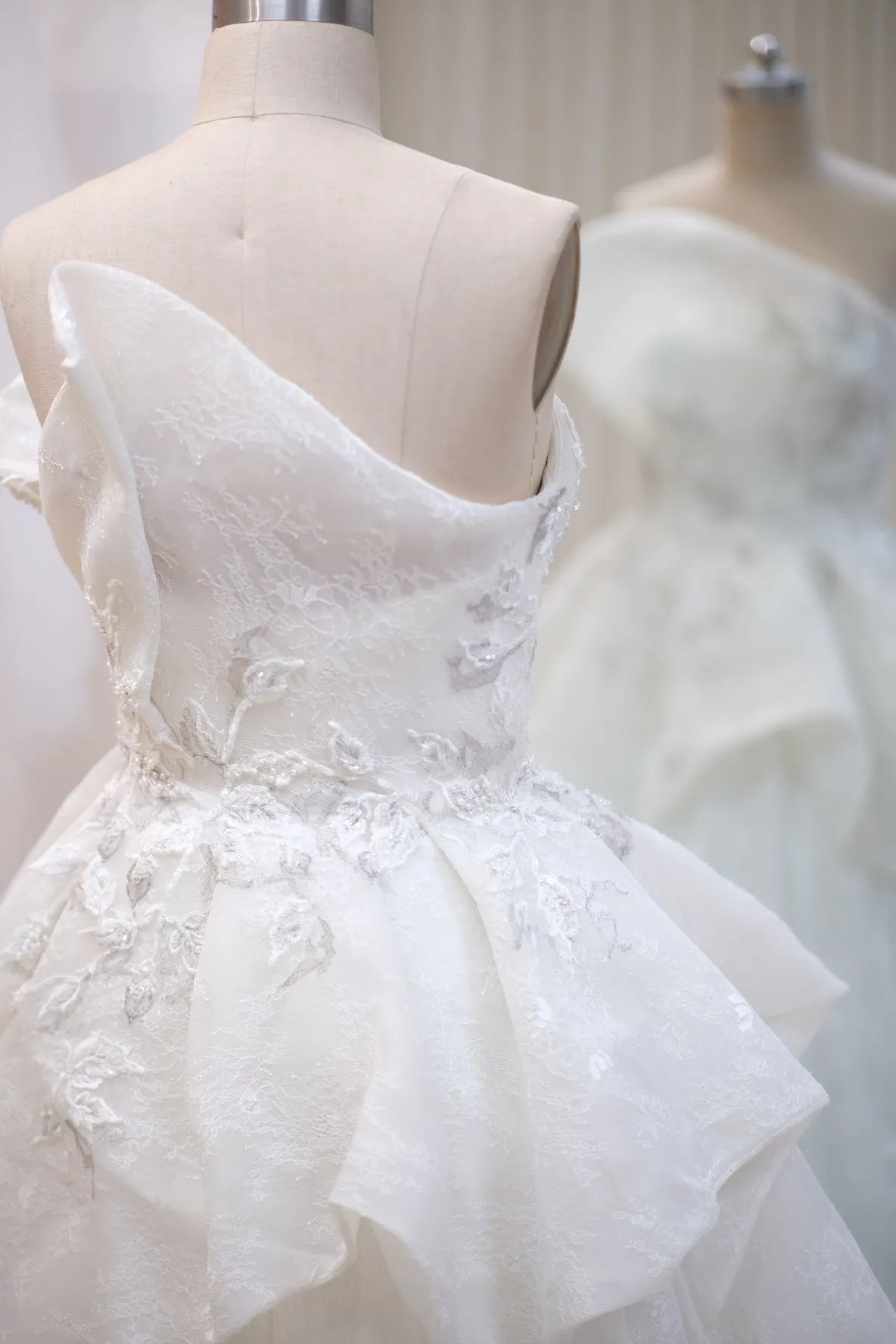 BG-WED-AME-10056 WEDDING GOWN LUX FABRIC FULL Fabric LACE WITH BEADED SIZE L BUST 88-90 WAIST 68-70