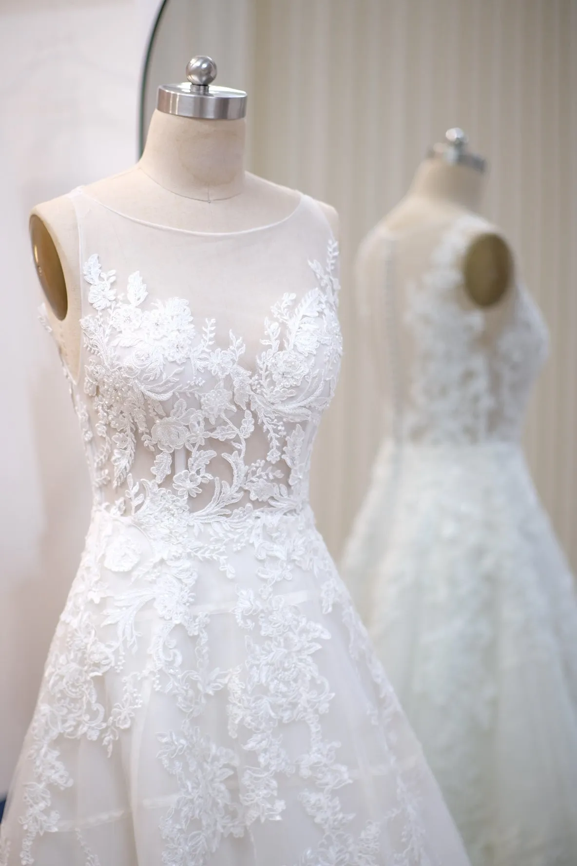 BG-WED-AME-10060 WEDDING GOWN LUX FABRIC Full Applique Lace WITH BEADED SIZE M BUST 84-86 WAIST 68-70